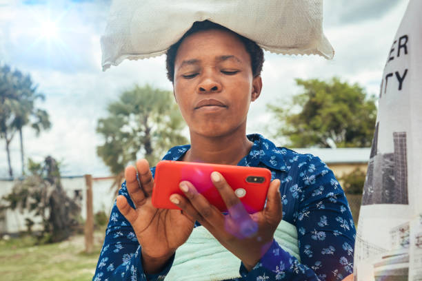 mulher africana usando um telefone - poor communication - fotografias e filmes do acervo