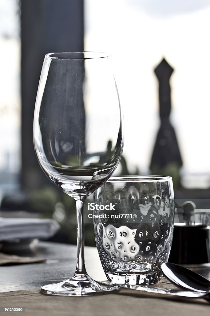 Vino e acqua sul tavolo da pranzo in vetro - Foto stock royalty-free di Albergo