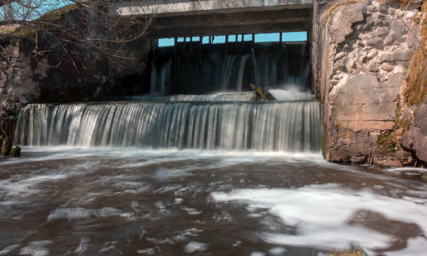 vista del agua corriente desde la presa del molino - run of the mill fotografías e imágenes de stock