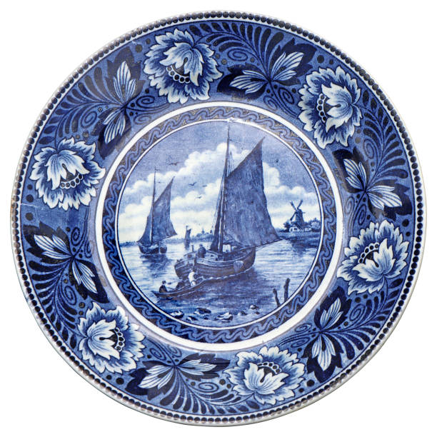 vecchio piatto di ceramica blu e bianca con motivi olandesi come souvenir - plate blue dishware white foto e immagini stock