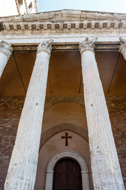 Pillars of the old Roman temple of Minerva and church of Santa Maria sopra Minerva, Assisi, Umbria, Italy, Europe Pillars of the old Roman temple of Minerva and church of Santa Maria sopra Minerva, Assisi, Umbria, Italy, Europe umbria architecture assisi corinthian stock pictures, royalty-free photos & images