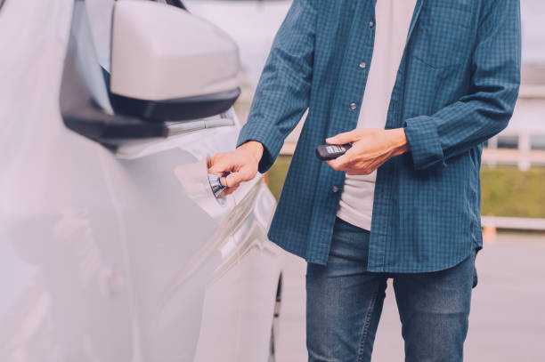 homem segurando chave carro abrindo porta do carro - car car door car key door - fotografias e filmes do acervo