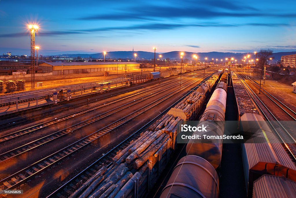 Freight Trains и железные дороги в сумерках-грузовой транспорт - Стоковые фото Резервуар для хранения роялти-фри