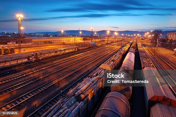 Freight Trains И Железные Дороги В Сумеркахгрузовой Транспорт — стоковые фотографии и другие картинки Резервуар для хранения