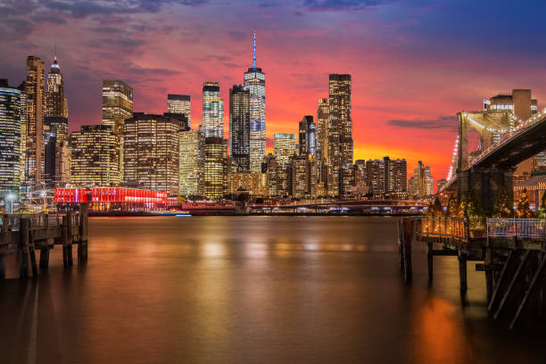 skyline di new york city con ponte di brooklyn, manhattan financial district e world trade center con drammatico tramonto cielo. - dramatic sky manhattan moody sky new york city foto e immagini stock