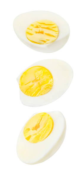 uova sode, tagliate, tre pezzi, caduta, appesa, volante, impennata, isolata su sfondo bianco con percorso di ritaglio. - hard cooked egg foto e immagini stock