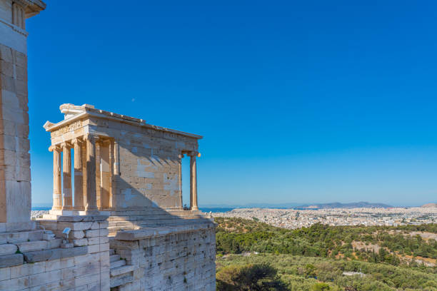 храм афины ники пропилеи древние входные ворота руины акрополя в афинах, греция. - nike стоковые фото и изображения