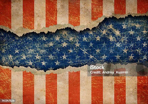 Grunge Papier Mit Zerrissenen Usaflagge Muster Stockfoto und mehr Bilder von Amerikanische Flagge - Amerikanische Flagge, Zerrissen, Alt