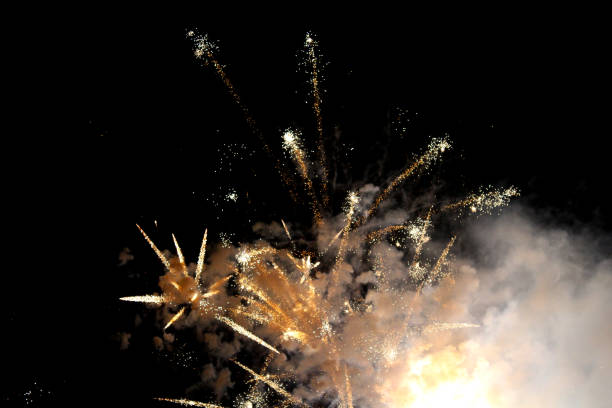 feux d’artifice dans le ciel noir - firework explosive material photos et images de collection