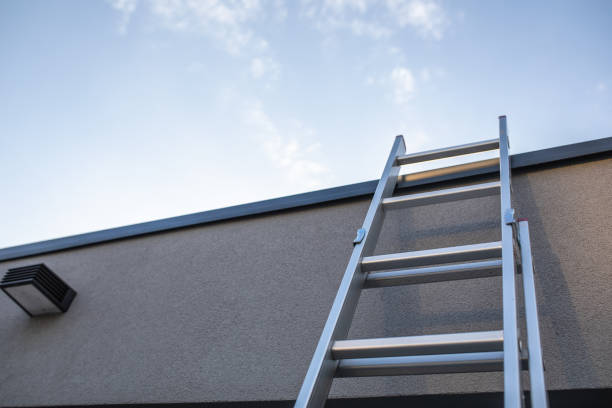 escalera contra una pared - escaleras de aluminio fotografías e imágenes de stock