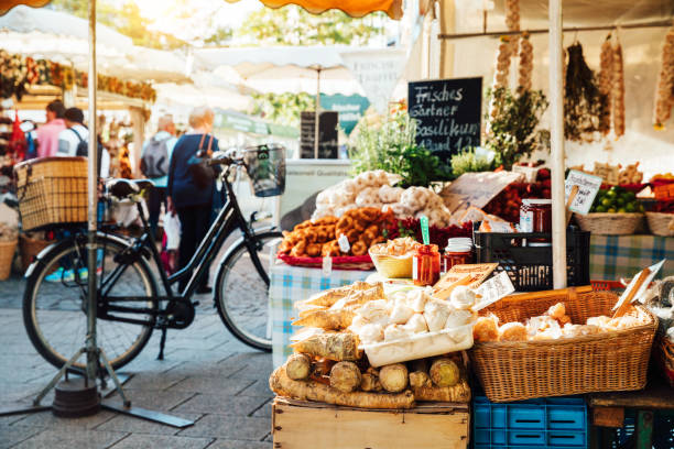 독일 뮌헨의 대형 농민 시장 - market market stall shopping people 뉴스 사진 이미지