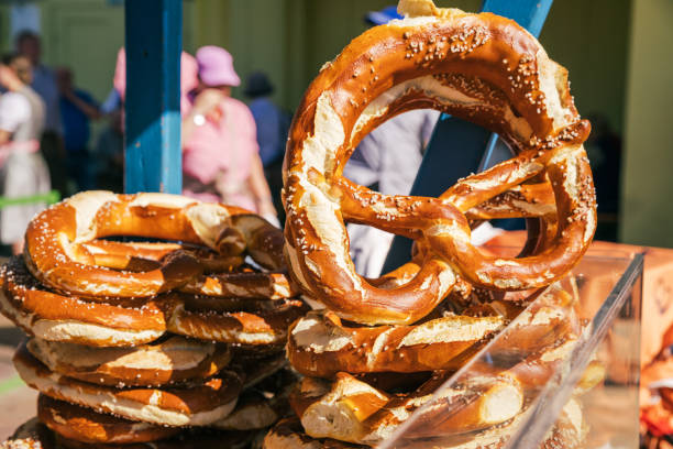 bretzel bavarois à vendre, oktoberfest munich - bretzl photos et images de collection