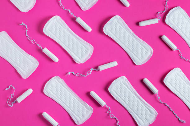 tamponi, assorbenti femminili su sfondo rosa. cura dell'igiene durante i giorni critici. ciclo mestruale. - sanitary napkin foto e immagini stock