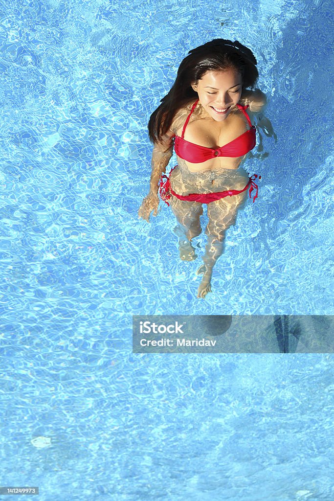 Mulher relaxante na piscina - Foto de stock de Mulheres royalty-free