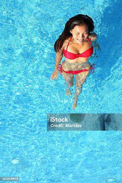 Foto de Mulher Relaxante Na Piscina e mais fotos de stock de Mulheres - Mulheres, Só Uma Mulher, Adulto