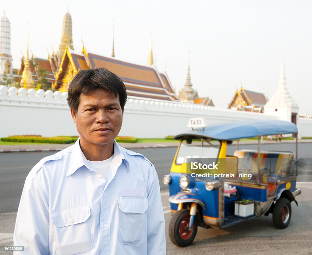 En tuk-tuk conducteur et le Grand Palais à Bangkok - Photo de Conducteur - Métier libre de droits