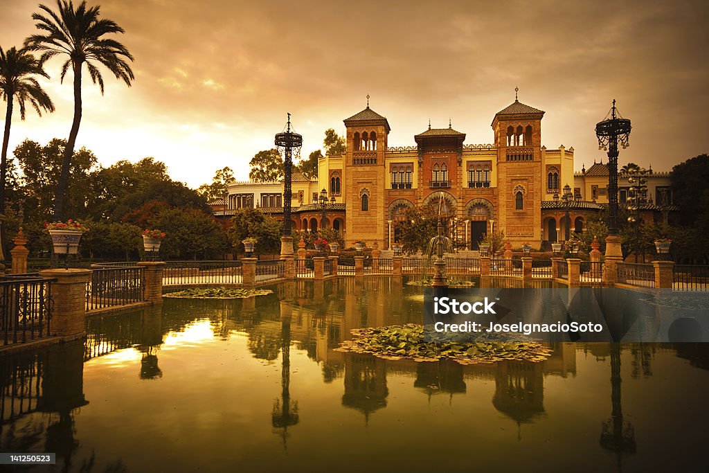 Mudejar Pavilion e stagno al tramonto. Siviglia - Foto stock royalty-free di Siviglia