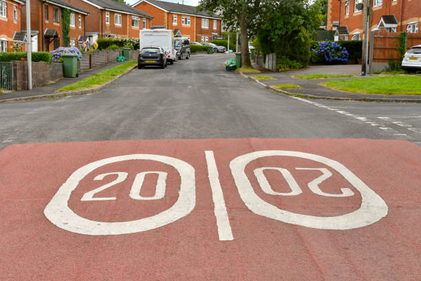 señal de límite de velocidad pintada en la superficie de la carretera en la entrada de una zona residencial - 6731 fotografías e imágenes de stock