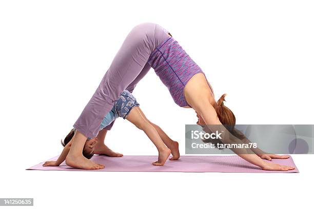 Lo Yoga - Fotografie stock e altre immagini di Madre - Madre, Yoga, 6-7 anni