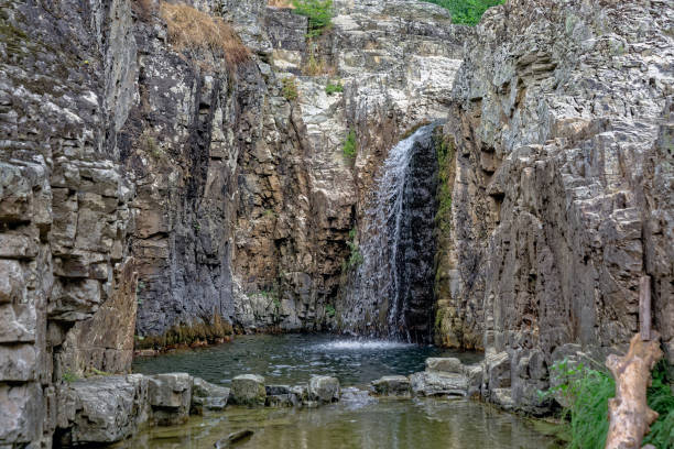 キルクラレリトルコの小さな池と滝。 - kirklareli ストックフォトと画像