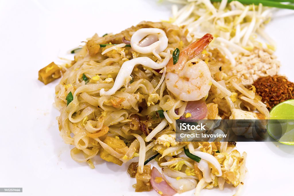 Pesce pad Thai piatto di Spaghetti di riso fritto - Foto stock royalty-free di Bastone