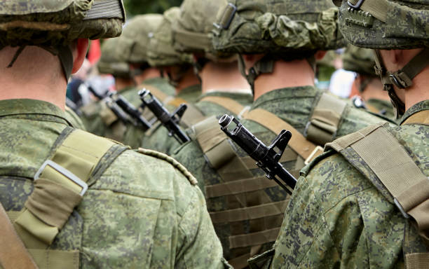 parata dell'esercito - una marcia di soldati in uniforme. - army parade weapon military foto e immagini stock