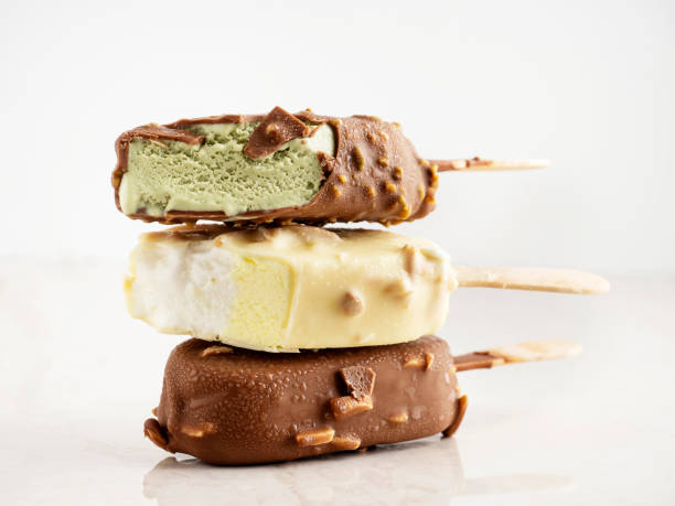 stick gelato, chocolate ice cream pops, ghiacciolo al cioccolato, barretta gelato - chocolate almond foods and drinks white chocolate foto e immagini stock