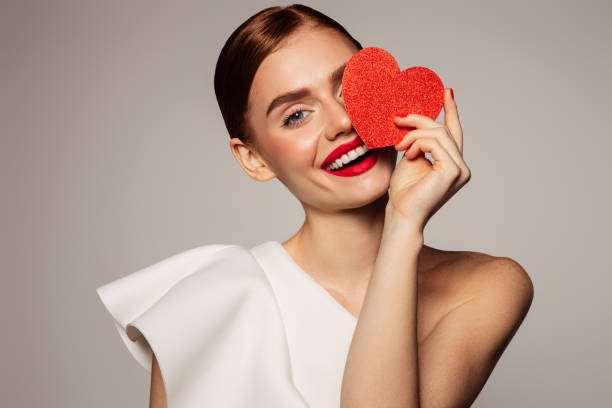 schöne emotionale frau mit geschenkbox - roter lippenstift stock-fotos und bilder