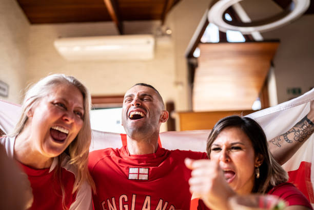 freunde feiern den sieg des englischen teams in einer bar - english game stock-fotos und bilder