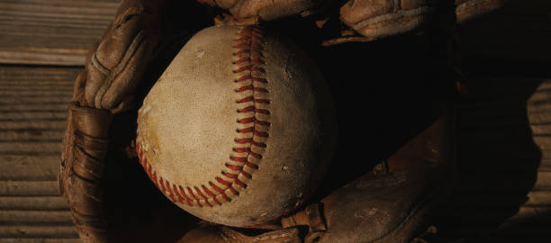 vieux fond de baseball - baseball glove baseball baseballs old fashioned photos et images de collection