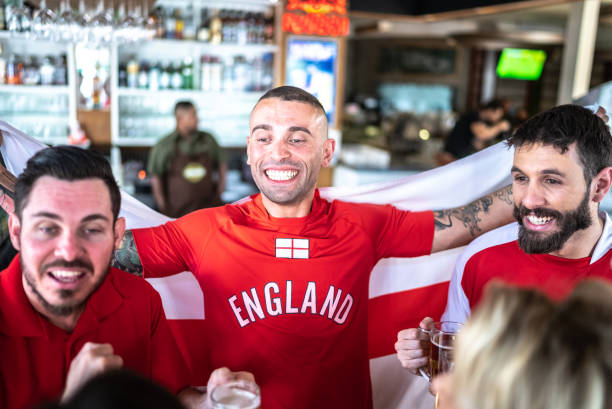 amigos celebrando la victoria del equipo inglés en un bar - english pub fotografías e imágenes de stock