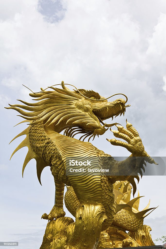 Na golden dragon statue w Chinese temple Tajlandii - Zbiór zdjęć royalty-free (Architektura)