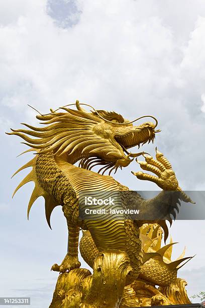 Na Golden Dragon Statue W Chinese Temple Tajlandii - zdjęcia stockowe i więcej obrazów Architektura - Architektura, Azja, Bez ludzi
