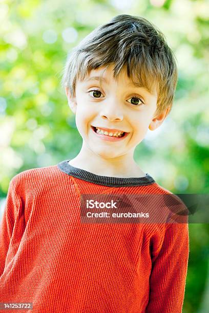 Niño Con Gran Sonrisa Foto de stock y más banco de imágenes de 6-7 años - 6-7 años, Aire libre, De ascendencia europea