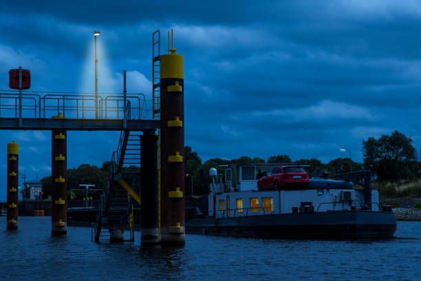 이방에서, 석탄으로 적재 된 바지선이 랑웨델 (langwedel)의 자물쇠를 향해 운전합니다. - barge canal construction engineering 뉴스 사진 이미지