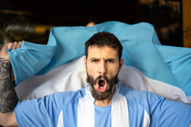 retrato de un hincha del equipo argentino celebrando con bandera argentina - argentina mundial fotografías e imágenes de stock