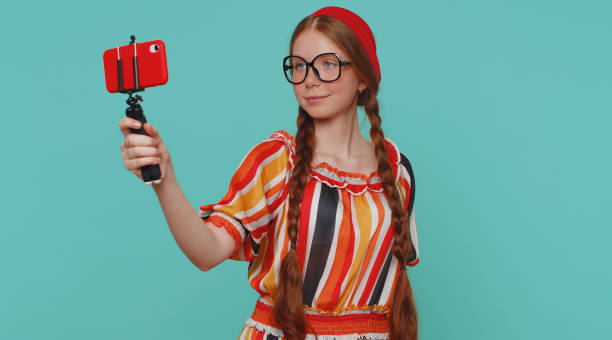 bloggerin macht selfie auf handy selfie stick kommunizieren videoanruf online mit abonnenten - einbeinstativ stock-fotos und bilder
