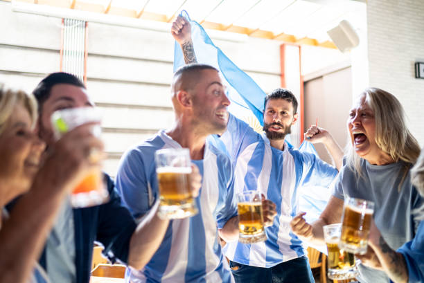 hinchas de la selección argentina celebrando en un bar - argentina mundial fotografías e imágenes de stock