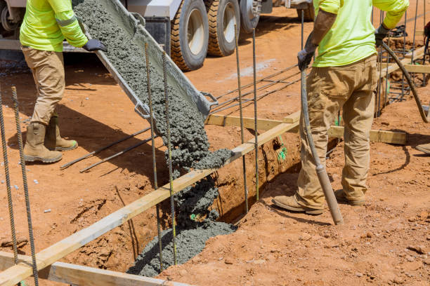 ein prozess des gießens von betongräben, um als fundament eines gebäudes zu dienen - formworks stock-fotos und bilder