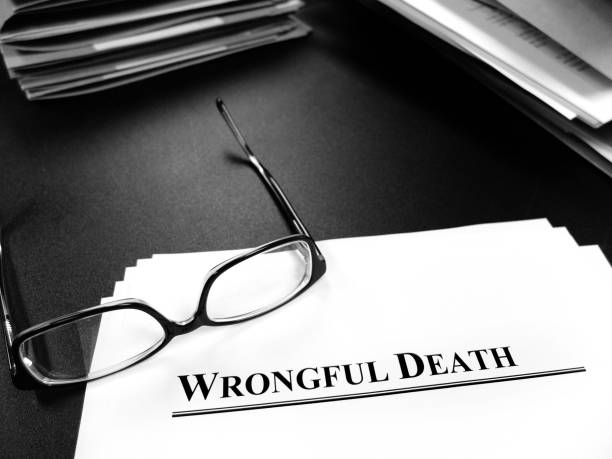 papiers de décès injustifié sur le bureau pour un procès avec des lunettes - mort description physique photos et images de collection