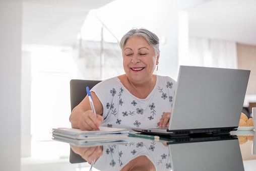 Mature woman learning online course