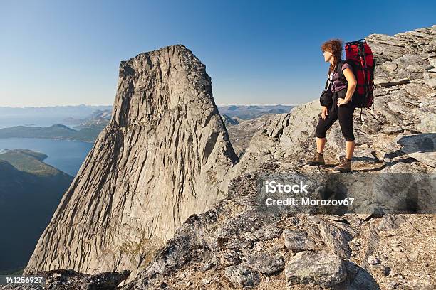 Alpinista In Cima - Fotografie stock e altre immagini di Acqua - Acqua, Alpinismo, Ambientazione esterna