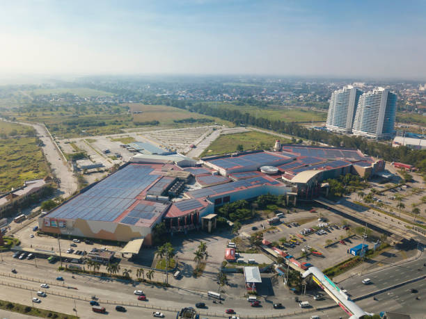 san fernando, pampanga, filipinas - antena de robinsons starmills pampanga. nlex visível na parte de trás. - central de energia solar - fotografias e filmes do acervo