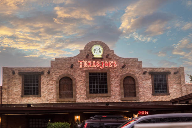 subic, filippine - il ristorante di texas joe lungo la strada sul lungomare. vita notturna e quartiere dei ristoranti nella zona del porto franco di subic bay. - subic foto e immagini stock