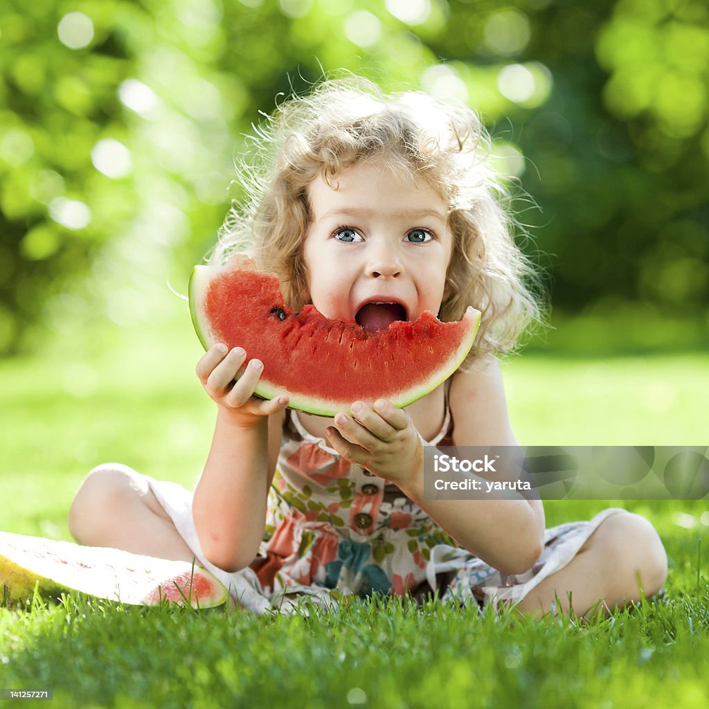 Enfant manger pastèque à l'extérieur dans le parc - Photo de Bébé libre de droits
