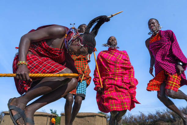 мужчина масаи мара демонстрирует традиционный танец масаи с прыжками - национальный заповедник масаи стоковые фото и изображения