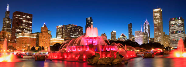 horizonte de chicago iluminado ao anoitecer com fonte colorida de buckingham em primeiro plano, illinois - chicago fountain skyline night - fotografias e filmes do acervo