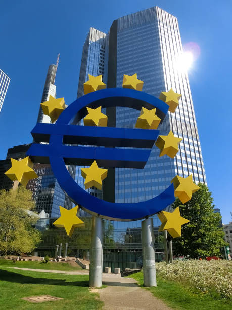 sculpture d’enseigne euro dans un parc parmi les tours de bureaux modernes à francfort - european union euro note photos et images de collection