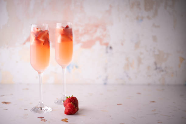 mimosa fragola rosa con copyspace - champagne pink strawberry champaigne foto e immagini stock