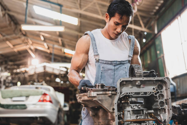 mechanic working and check about auto car engine service, inspection technician having automotive job to maintenance or repair automobile in motor garage, business industrial auto car engine mecánico que trabaja y verifica sobre el servicio de motores de automóviles, técnico de inspección que tiene trabajos automotrices para mantener o reparar automóviles en el garaje de motores, motores de automóviles industriales de negocios